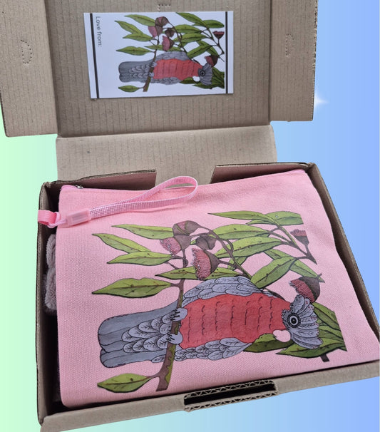 Spoil them with a pink Galah pamper gift box! Includes zip pouch, face washer, headband, claw clip and elastics. The perfect Aussie gift for any occasion.